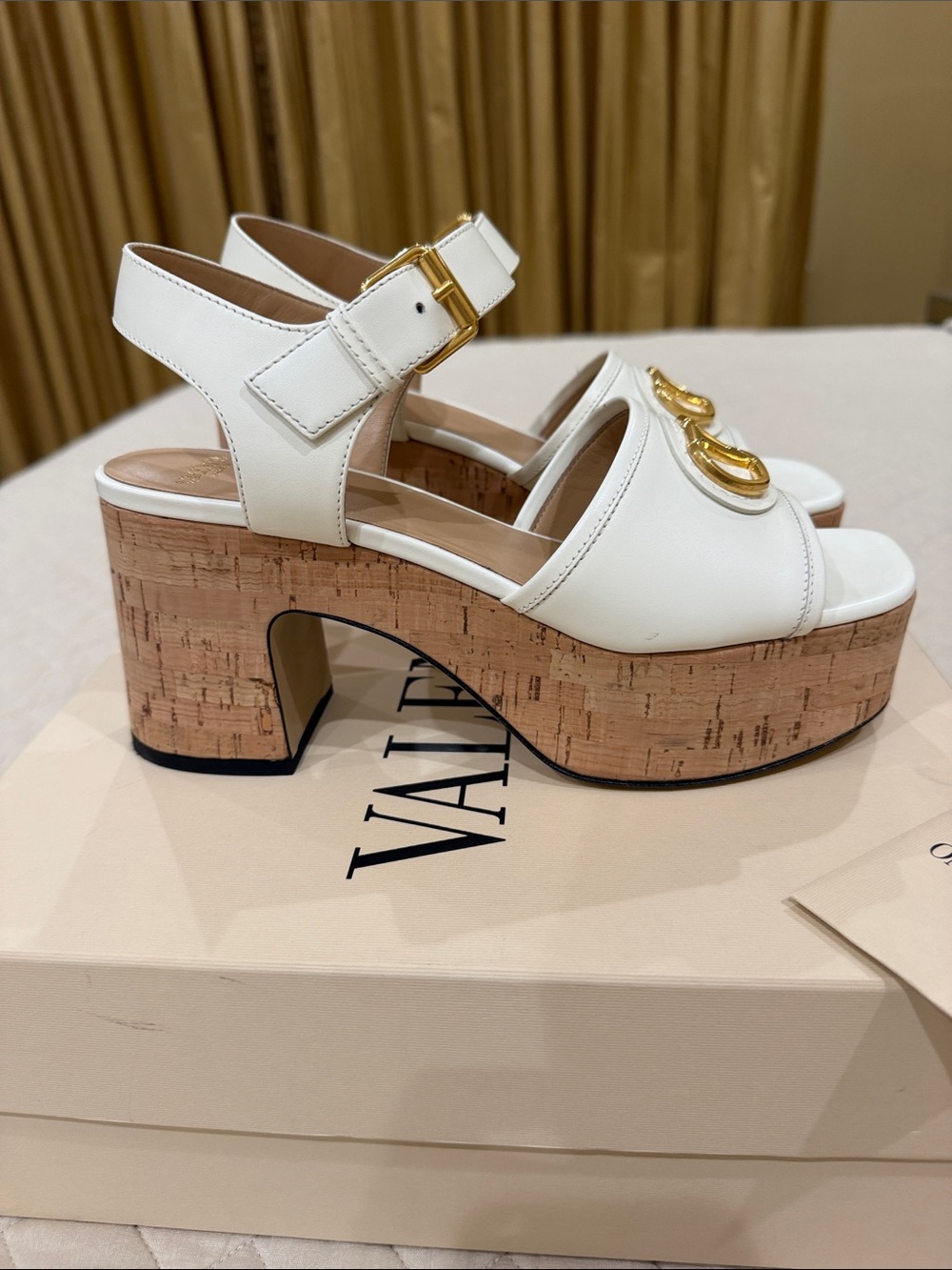 Valentino Garavani White Leather Platform Cork Sandals with Gold Logo - Picture 4 of 6